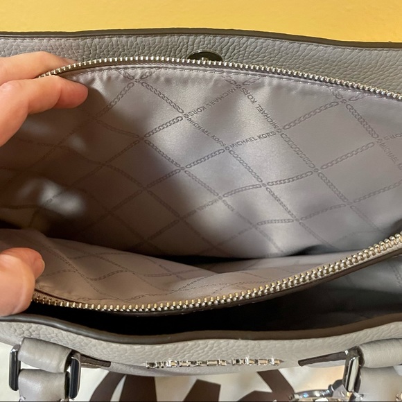 Authentic Michael Michael Kors Large handbag and matching wallet. - Picture 5 of 12